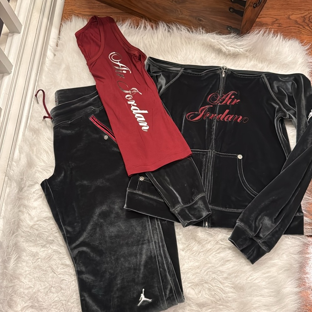 RARE Velour Gray Air Jordan Y2K Women’s 3 Piece Jogging Suit size M pre-owned.